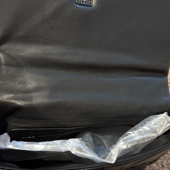 Elegant Black Quilted Crossbody Bag - Picture 5 of 6